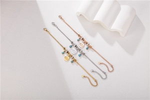 Détails des pendentifs œil protecteur et perles sur bracelets en acier titane en trois couleurs