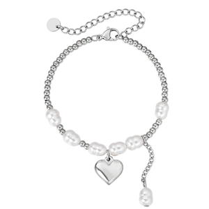 Bracelet minimaliste en perles baroques blanches avec pendentif cœur argenté sur fond blanc