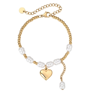 Bracelet élégant en perles dorées avec perles baroques et pendentif cœur sur fond blanc