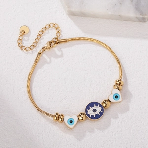 Bracelet chaîne serpent en acier doré avec breloques œil bleu et cœurs blancs