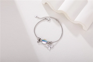 Vue détaillée du bracelet chaîne serpent argentée avec pendentifs et fermoir homard