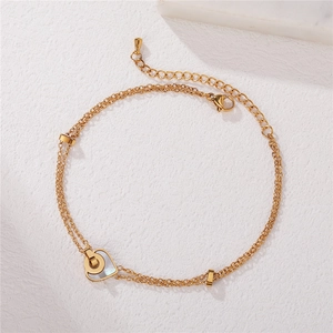 Bracelet double rang doré avec pendentif cœur en nacre et détail de serrure