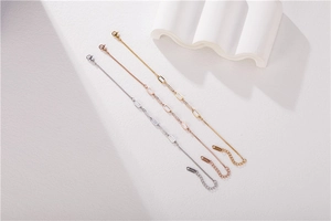 Tre bracciali minimalisti in oro, oro rosa e argento con inserti rettangolari in conchiglia