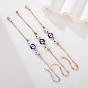 Trois bracelets Evil Eye avec breloques cœur en finitions or, or rose et argenté