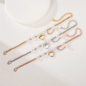 Ensemble de trois bracelets de perles avec cœurs or argent rose et fermoir mousqueton