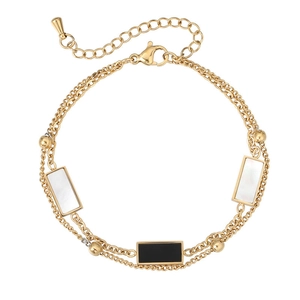 Bracelet double chaîne dorée minimaliste avec pendentifs en nacre blanche et émail noir