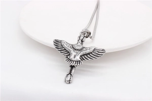 Makroansicht der Adler-Halskette in Vintage-Silber mit detaillierten Federstrukturen