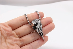 Makroaufnahme der gotischen Vogelschädel-Halskette in Antik-Silber mit Boxkette