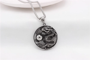 Détail macro du pendentif dragon rétro en acier inoxydable avec reliefs sculptés fins