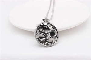 Vue macro du collier avec pendentif dragon vintage et gravure évidée complexe