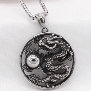 Pendentif dragon rétro en acier inoxydable argent antique sur une chaîne de perles