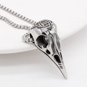Viking-Krähenschädel-Anhänger mit Keltenknoten an einer Edelstahl-Vierkantkette