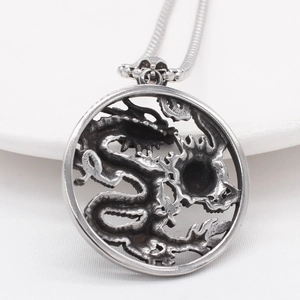 Collier avec pendentif rond dragon creux rétro en acier inoxydable argenté et chaîne