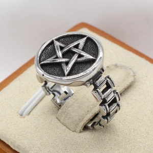 Retro stainless steel pentagram signet ring with vintage finish and chain link band details
