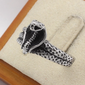 Retro snake ring in vintage silver finish with detailed cobra scales on a velvet display