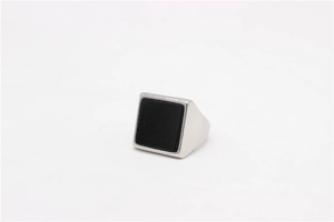 Detailansicht eines quadratischen schwarzen Onyx auf poliertem Titanstahl-Ring