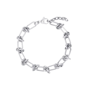 Détail du bracelet chaîne à nœuds en acier inoxydable argenté avec fermoir mousqueton