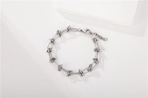 Vue détaillée du bracelet à maillons noués en acier inoxydable argenté avec fermoir