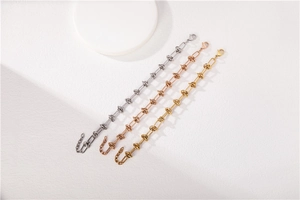 Détail de bracelets à maillons noués en finitions argent, or rose et doré