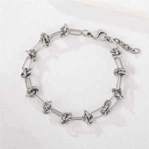 Bracelet chaîne à nœud minimaliste en acier titane argenté avec fermoir mousqueton