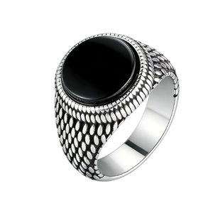 Anello vintage da uomo in acciaio al titanio argento con onice nero tondo lucido