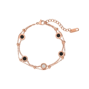 Détail d'un bracelet double couche en acier inoxydable rose doré avec charms en nacre