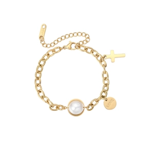 Détail d'un bracelet à maillons dorés 18KGP avec une perle blanche et croix pendante
