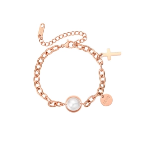 Détail du bracelet en acier titane or rose avec perle, croix et breloque LOVE