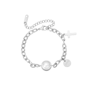 Détail d'un bracelet chaîne argenté avec étiquette 18KGP, croix, perle et love