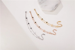 Vue détaillée de bracelets double couche en acier inoxydable avec charmes à chiffres romains