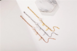 Détails de bracelets en or, argent et or rose avec pendentif croix, perles et médailles