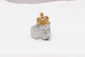 Détails de la bague tête de lion vintage avec couronne dorée et gravure en relief