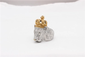 Gros plan d'une bague lion bicolore avec couronne en acier inoxydable aux détails ciselés