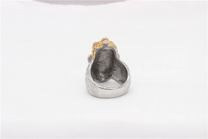 Détail de la bague lion bicolore pour homme montrant la texture arrière et l'anneau