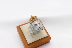 Vue détaillée d'une bague lion pour homme en acier avec couronne dorée ciselée