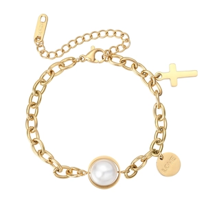 Bracelet chaîne plaqué or avec pendentifs croix, perle et LOVE sur fond blanc pur