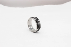 Détail de la bague en acier titane argenté vintage avec motifs en relief pointillés
