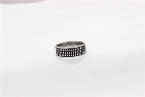 Gros plan sur une bague vintage en acier argenté au motif tissé à trois rangées