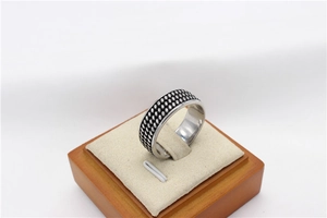 Vue détaillée d'une bague vintage en acier avec trois rangées de perles et finition oxydée