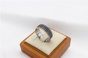 Vue macro d'une bague vintage en acier argenté avec motifs de points en relief