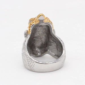 Bague lion couronne rétro pour homme en acier avec relief doré et anneau argenté