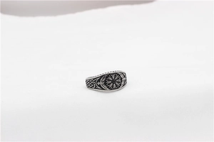 Gros plan sur la bague Viking Vegvisir vintage avec pierre noire et nœuds celtes