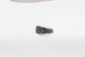Vue détaillée de la bague Viking Vegvisir avec motifs de nœuds celtiques en acier vintage