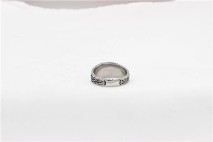 Gros plan détaillé du motif nœud celtique viking vintage sur la bague en acier argent