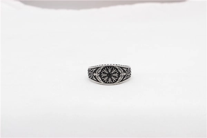 Détail macro de la bague viking Vegvisir avec pierre noire et motifs de nœuds celtes