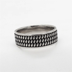 Bague vintage en acier inoxydable avec trois rangées de texture en relief perlé argenté