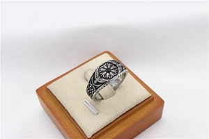 Détail de la bague viking argentée avec boussole Vegvísir gravée et motifs de corbeau