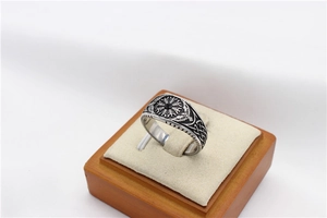 Détail macro de la bague Viking Vegvisir vintage avec pierre noire et nœuds celtiques