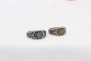 Détail des bagues Viking Vegvisir avec motifs de nœuds celtiques en argent et doré