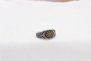 Gros plan sur bague Viking Vegvisir avec nœuds celtiques et détails de corbeau